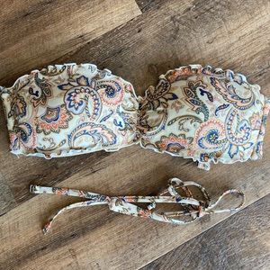Adorable bikini top with removable straps